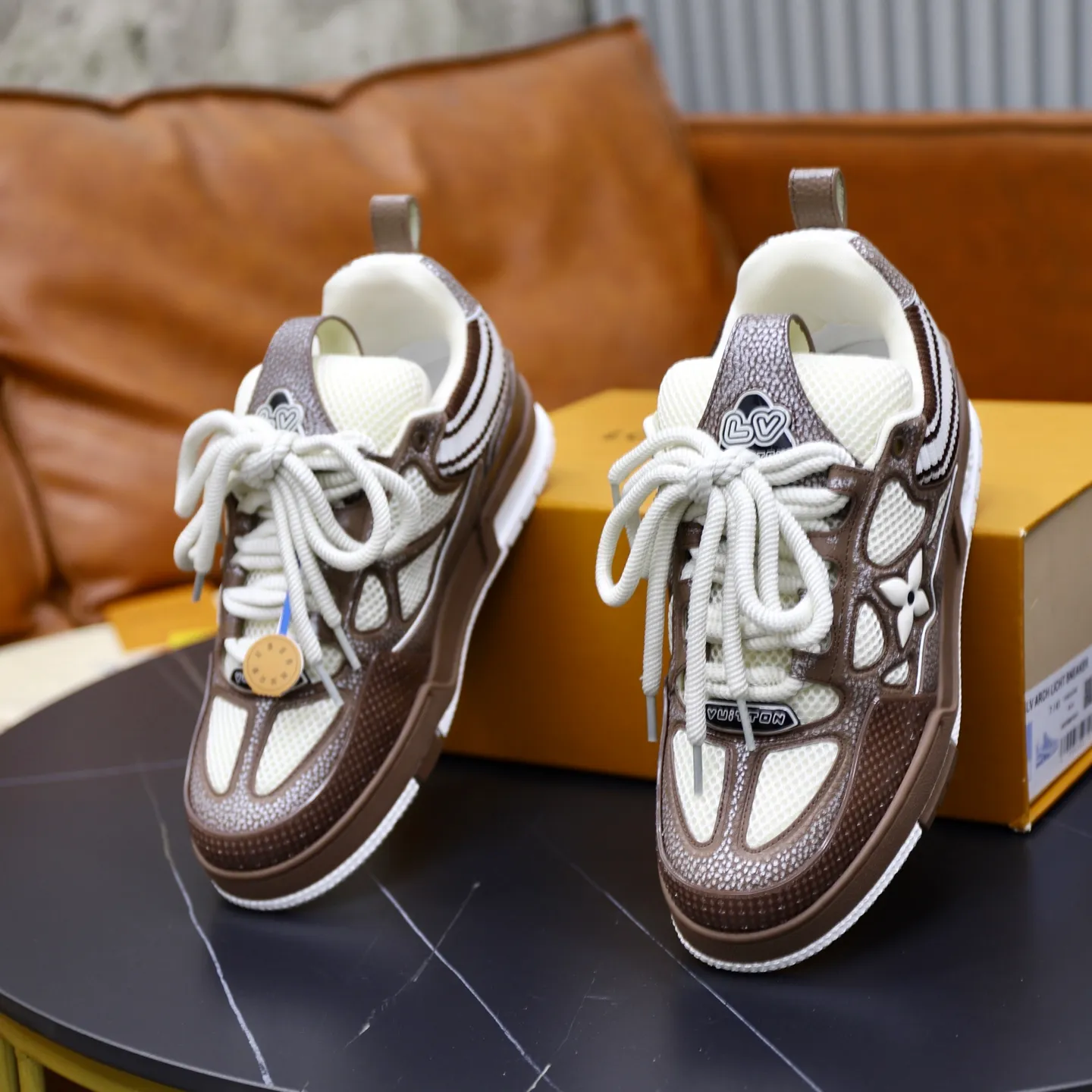 Ex-factory price: 860💰LV Couple👫Louis Vuitton TRAINER sneakers classic Louis Vuitton men's artistic director Virgil Abloh picked inspiration to create this LV Trainer sneaker. Yingze crystal inlays present a colorful effect. VS can be matched with two gorgeous effect colors. The LV letter logo badge on the tongue is gorgeous and noble. The LV letter is decorated on the side. The outsole is decorated with a Monogram flower pattern. It shows the trend of elegance and nobility! Men's and women's models: 35-46
